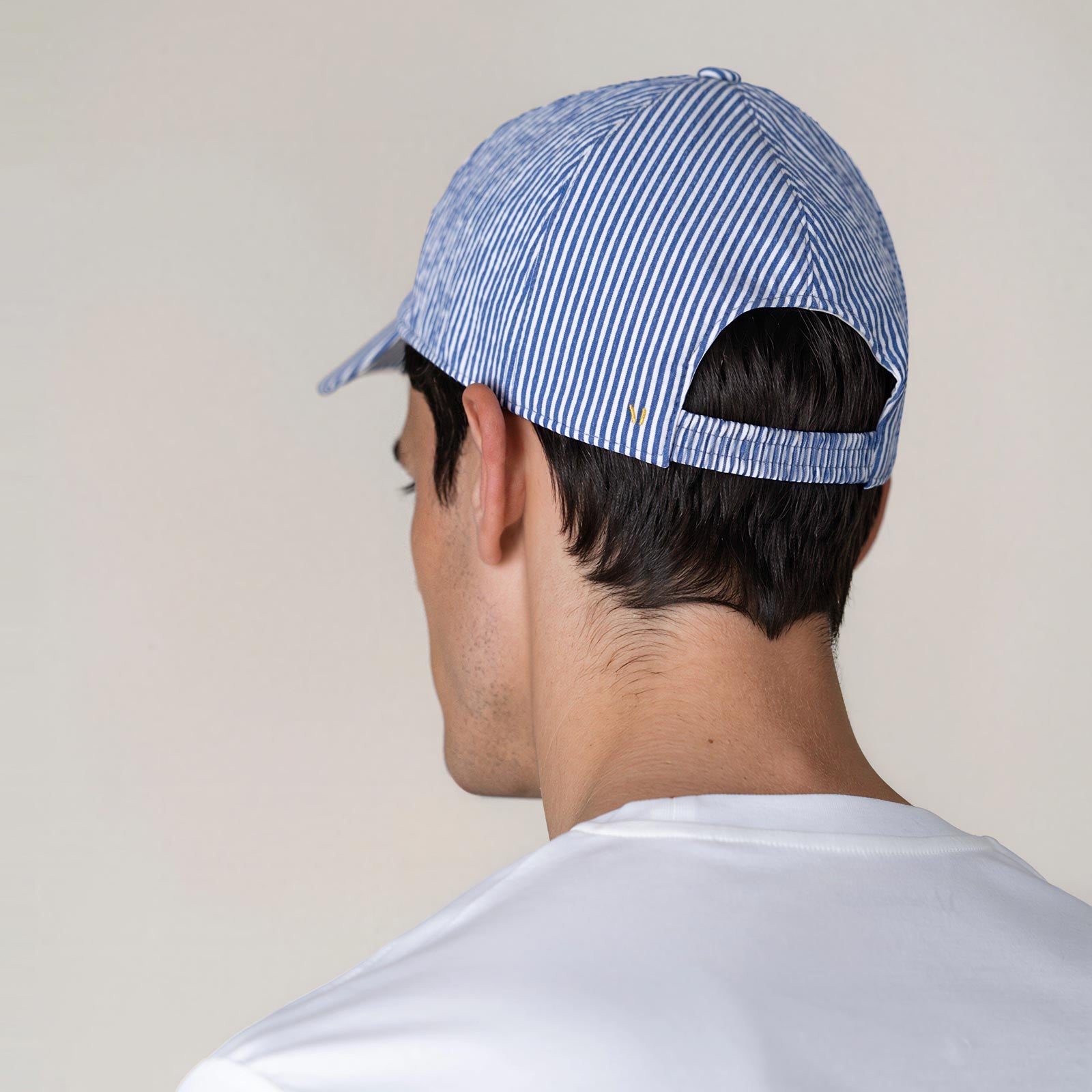 MANGOLA-Artisanal-Cap_Blue-White_man_back