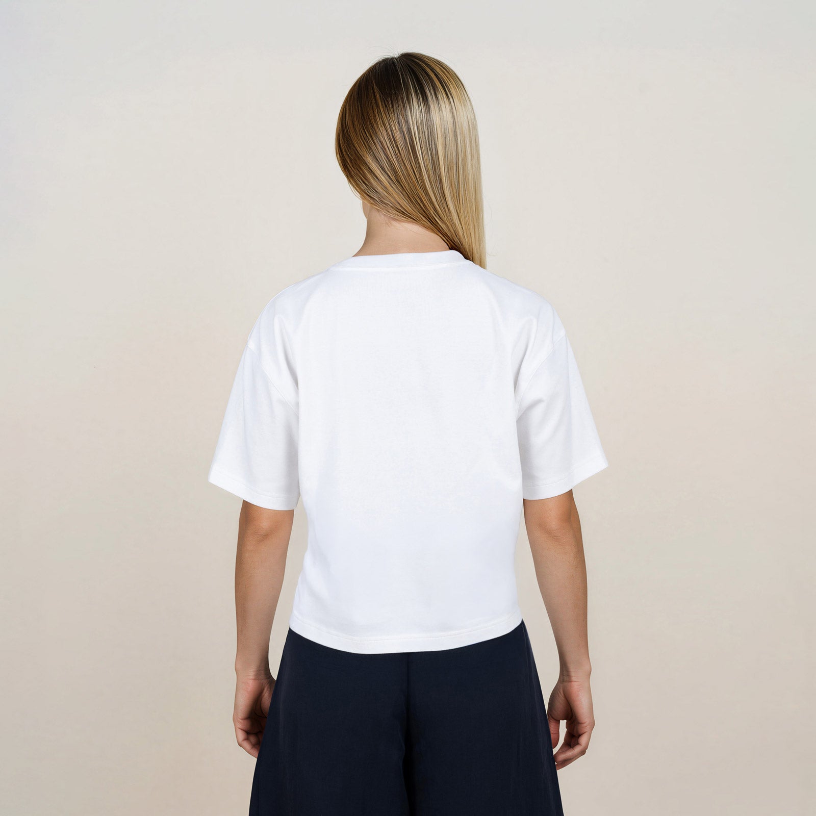 MANGOLA-T-Shirt-Cropped_white_woman_back #color_white
