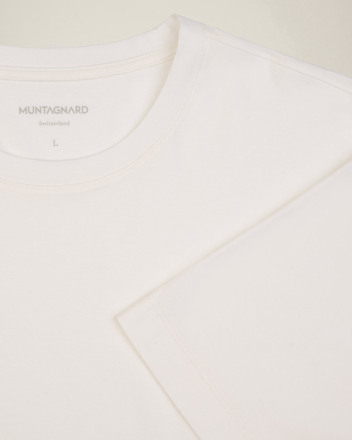 MANGOLA-T-Shirt_men_white_flatflay_detail #color_white