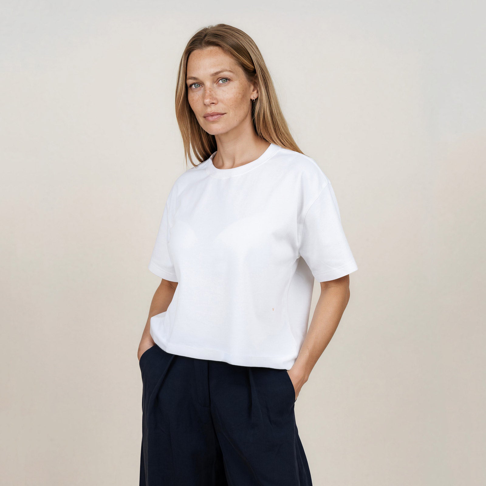 MANGOLA-T-Shirt-Cropped_white_woman_front2  #color_white