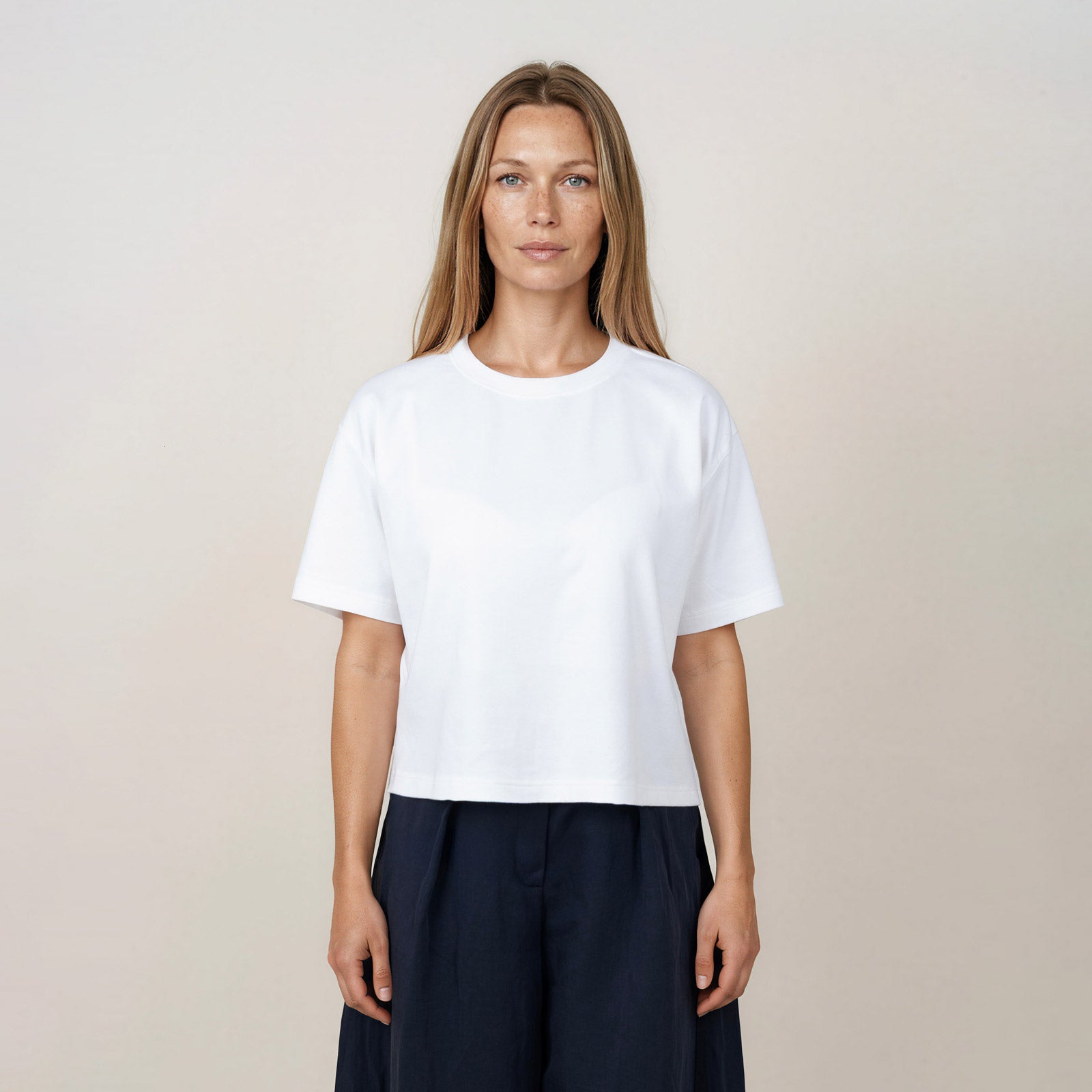 MANGOLA-T-Shirt-Cropped_white_woman_front