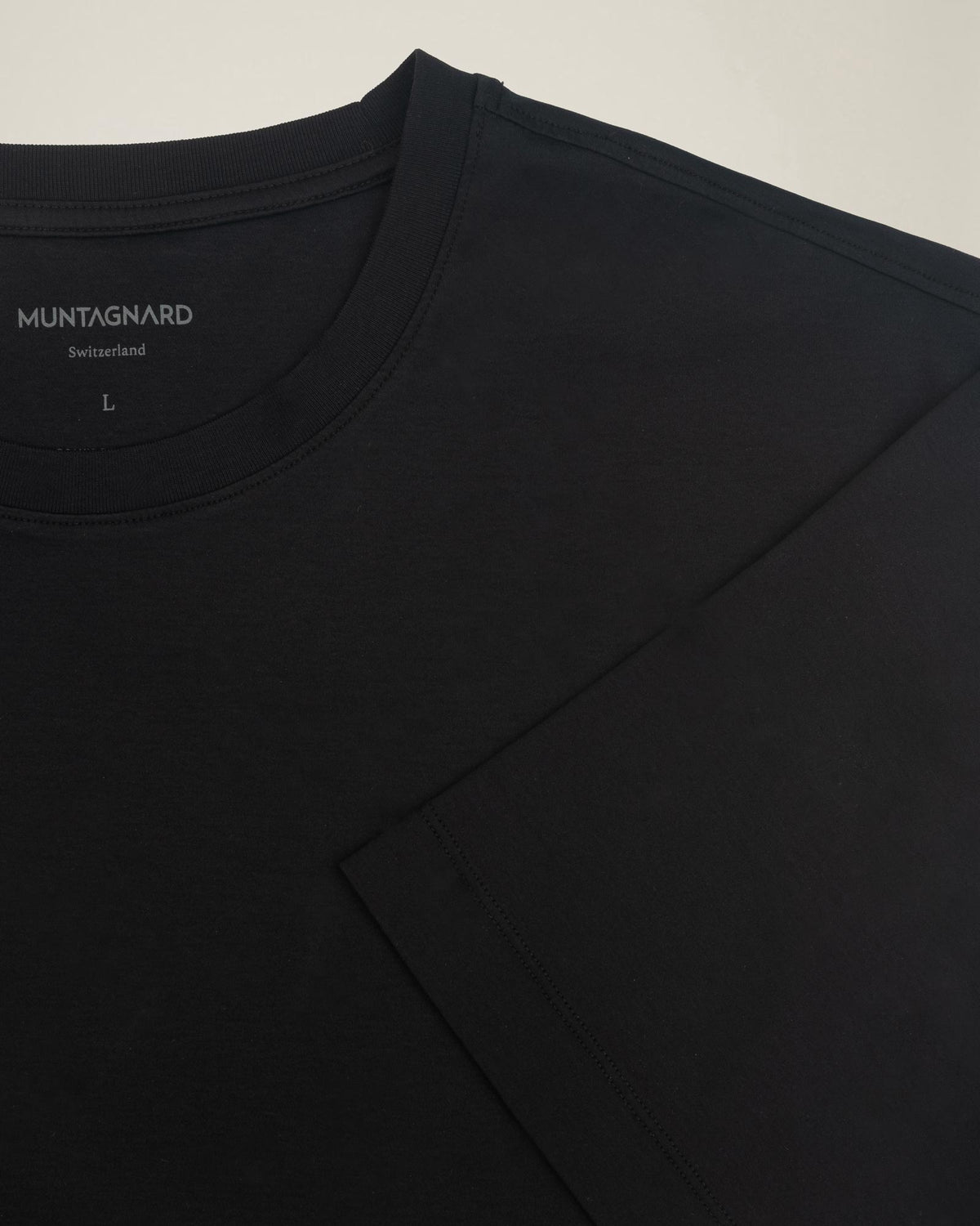 MANGOLA-T-Shirt_men_black_flatflay_detail #color_black